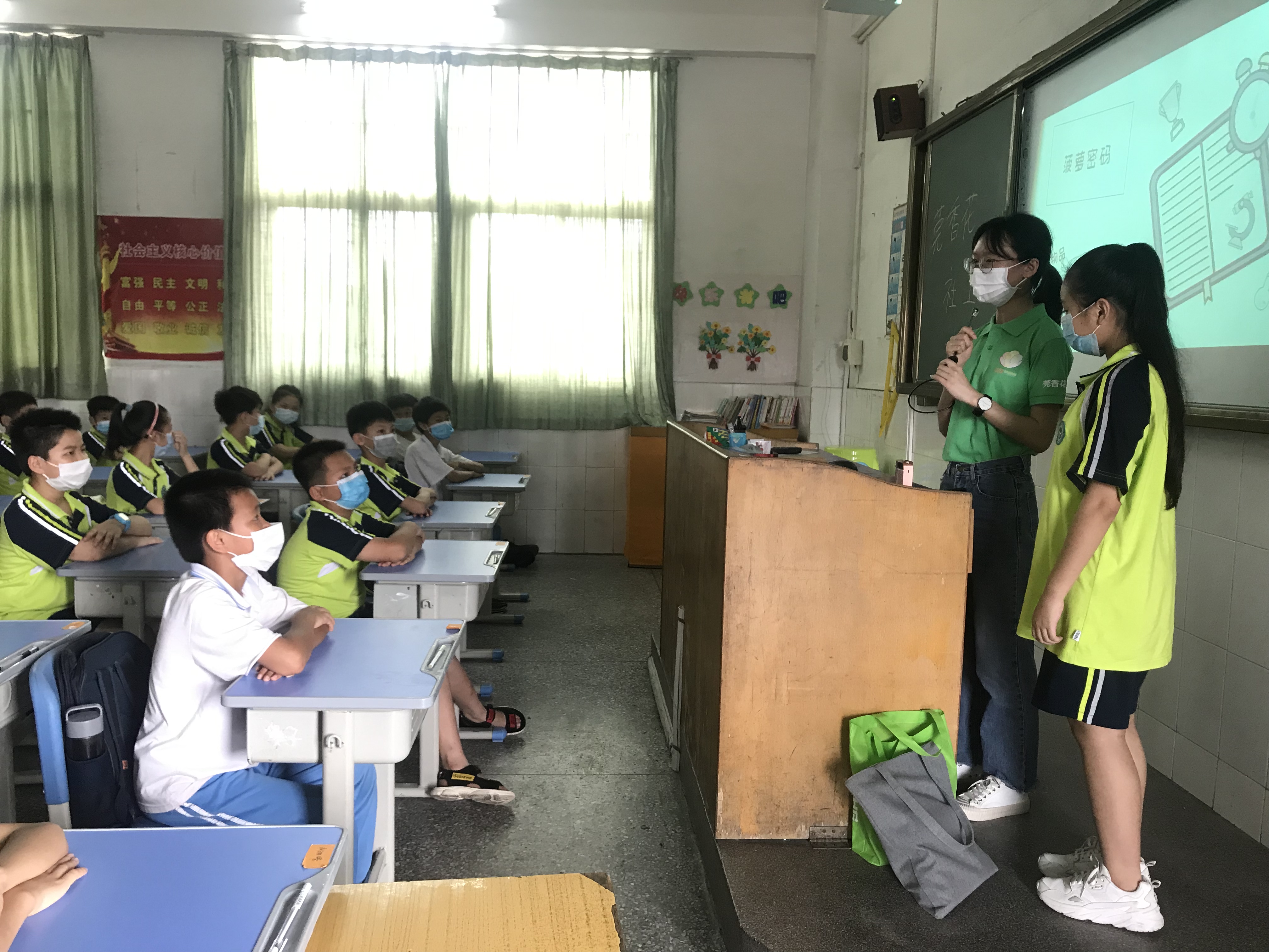 学生认真听社工讲解.jpg